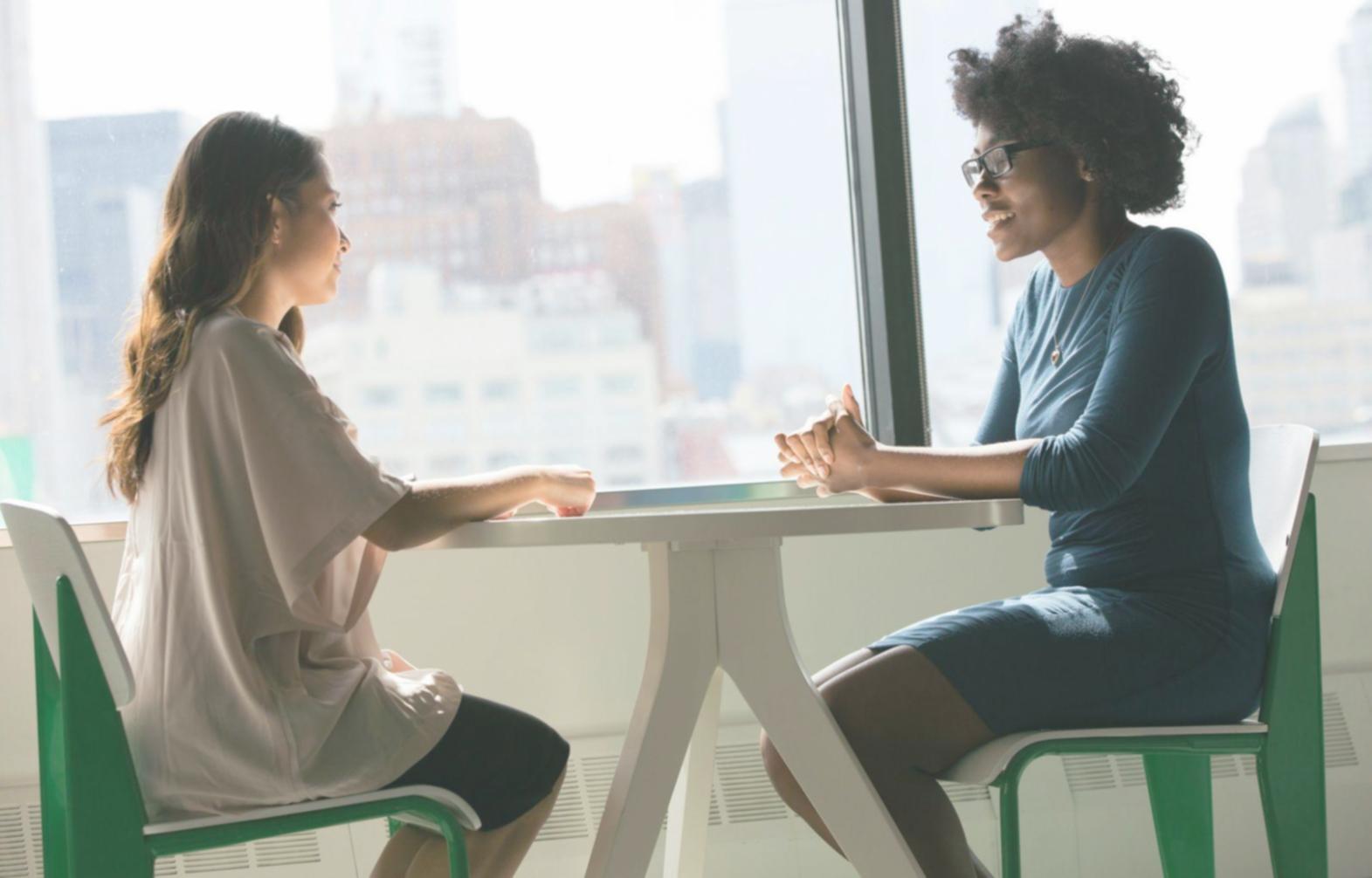 Illustration montrant une personne analysant ses finances personnelles