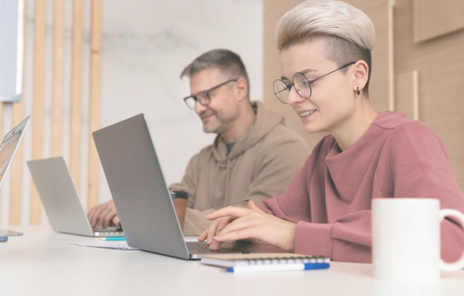 Personne travaillant sur sa planification financière avec des documents